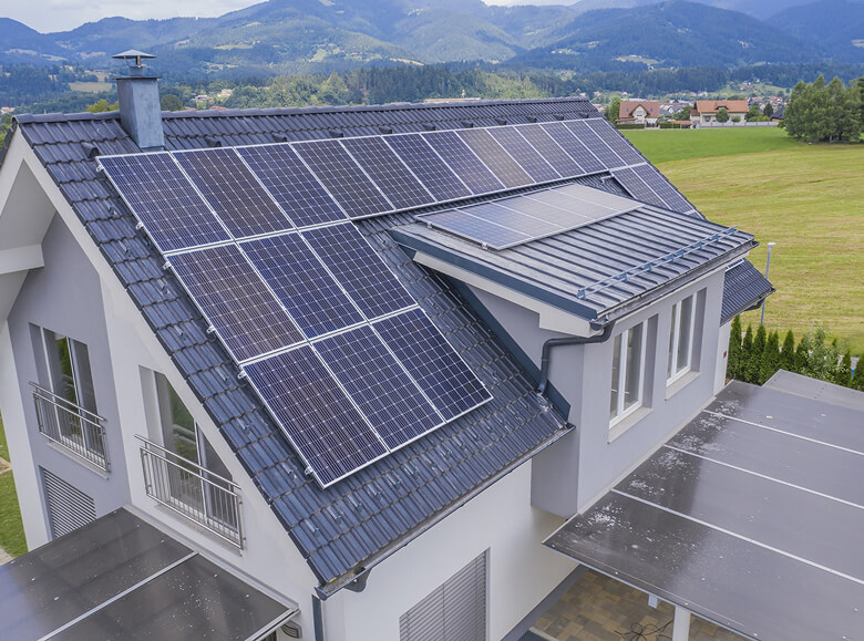 Rauchwarnmelder an Decke alarmiert bei Rauchentwicklung im Wohnraum