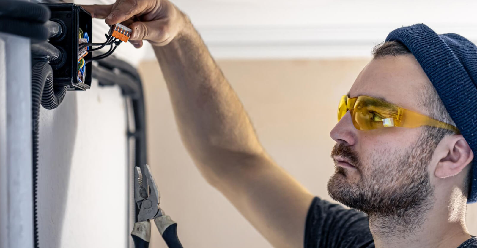 Roboterstaubsauger auf Holzboden für Smart-Home-Vernetzung