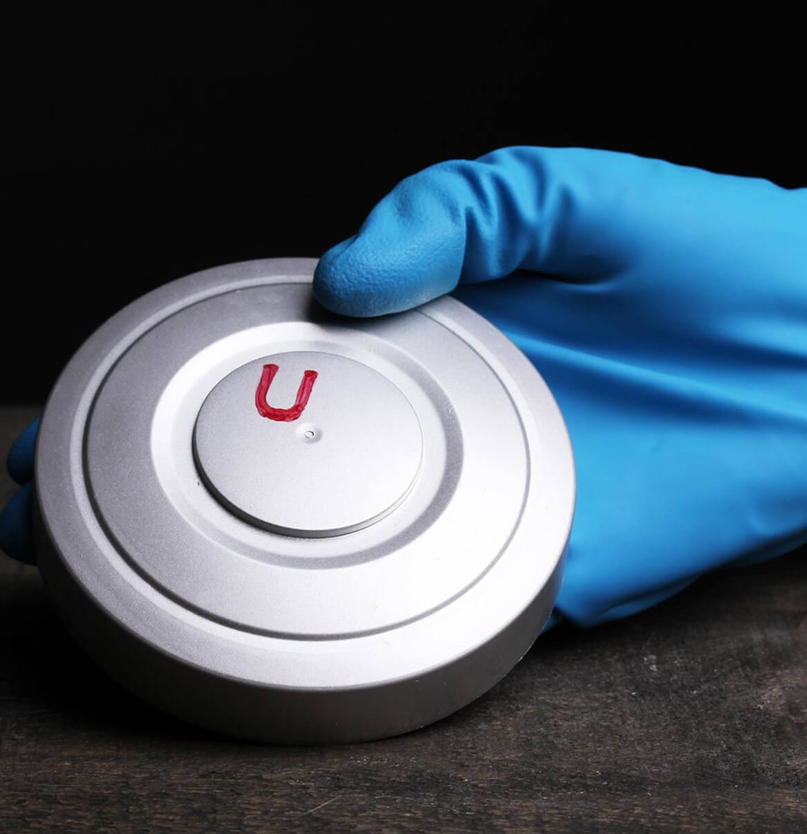 Frau bedient Video-Türsprechanlage mit Display an Wohnungseingangstür