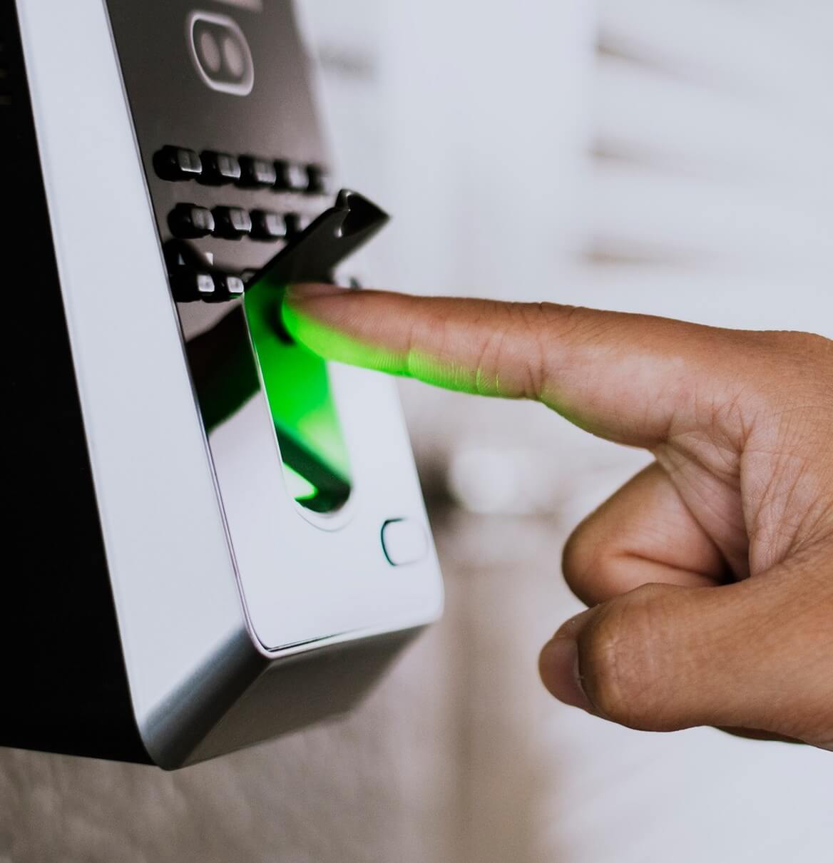 Finger tippt auf Smart-Home-Touchscreen-Zeitanzeige auf weißem Tisch