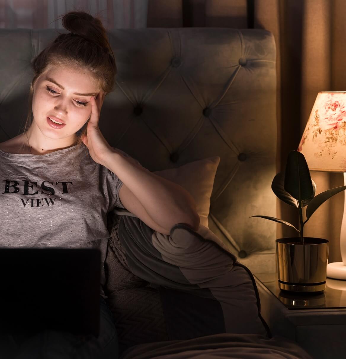 Modernes Wohnzimmer mit LED-Deckenbeleuchtung und Smart-Home-Tablet abends
