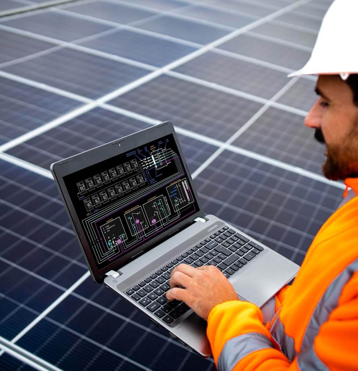 Solaranlagen-Techniker arbeitet mit Laptop und Elektroschaltplan auf Photovoltaikfeld