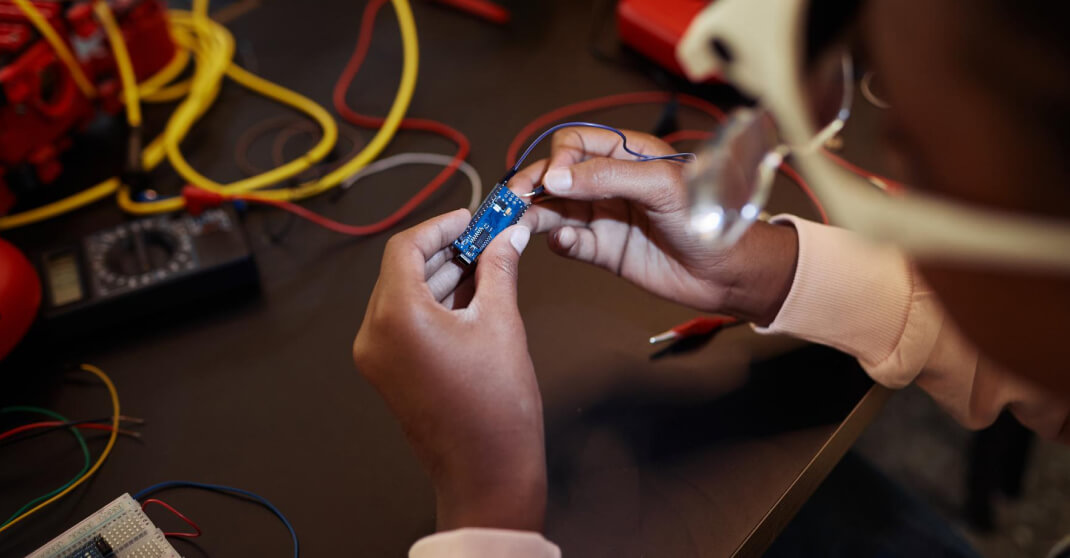 Elektriker prüft Elektroinstallation mit Messgeräten im Neubau