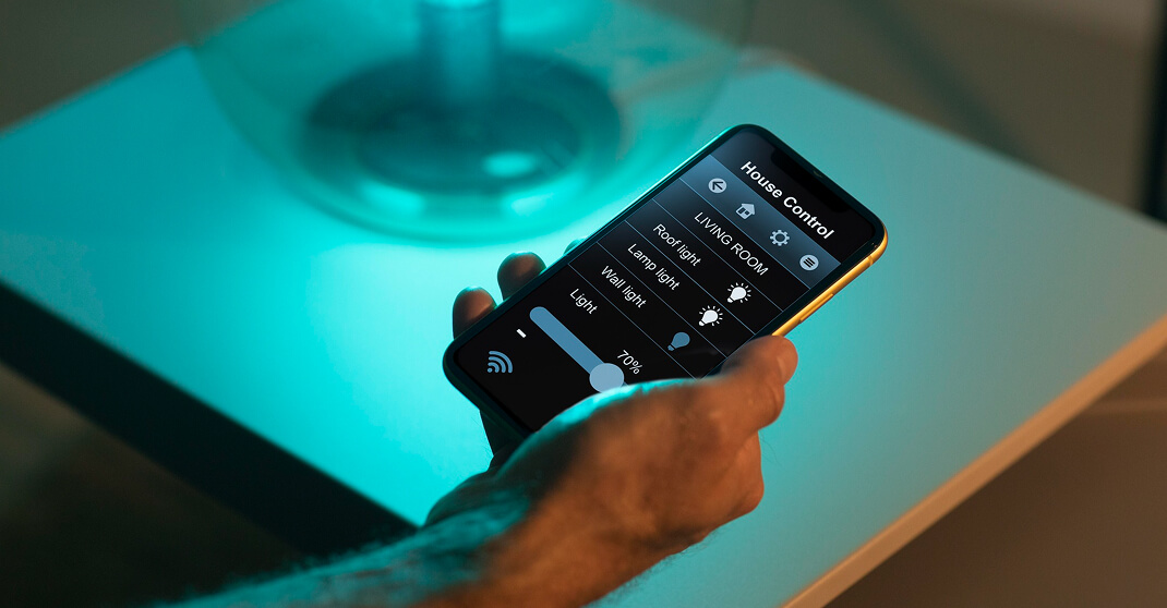 Roboterstaubsauger auf hellem Parkettboden mit Smartphone-App-Steuerung