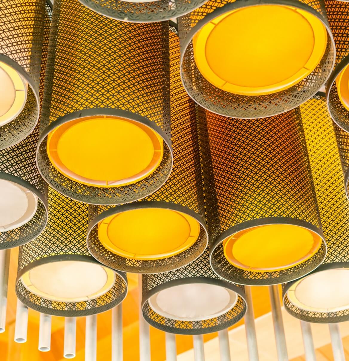 Dekorative Hängelampen aus Metall mit warmweißem LED-Licht an Decke