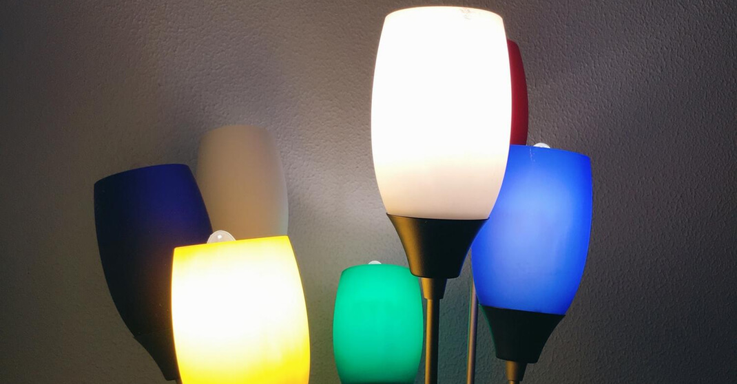 Farbige LED-Leuchten in Blau, Grün, Gelb und Weiß zur Beleuchtungsplanung