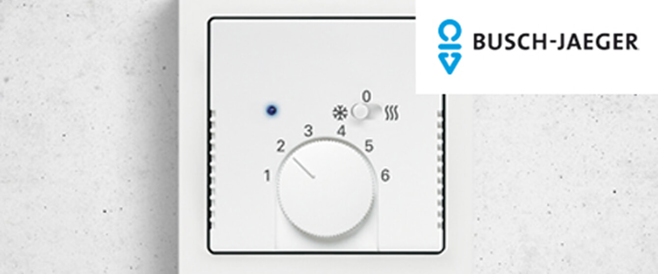 Busch-Jaeger Raumregler Thermostat in Weiß an grauer Wand montiert
