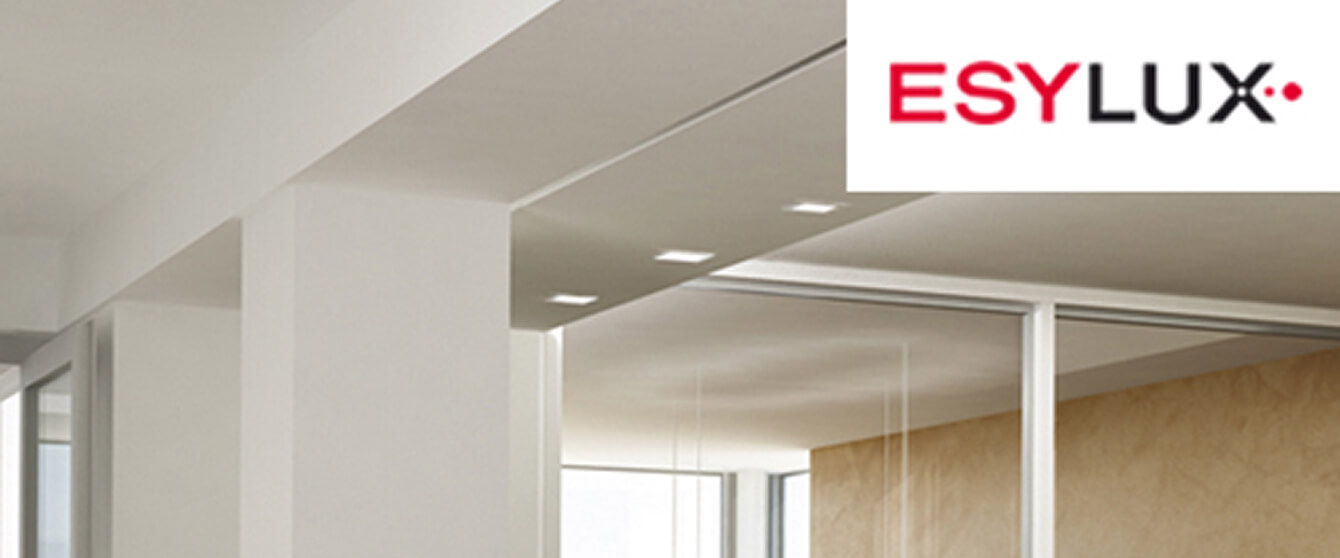 Esylux LED-Einbauleuchten beleuchten modernen Büroflur mit Tageslichtqualität
