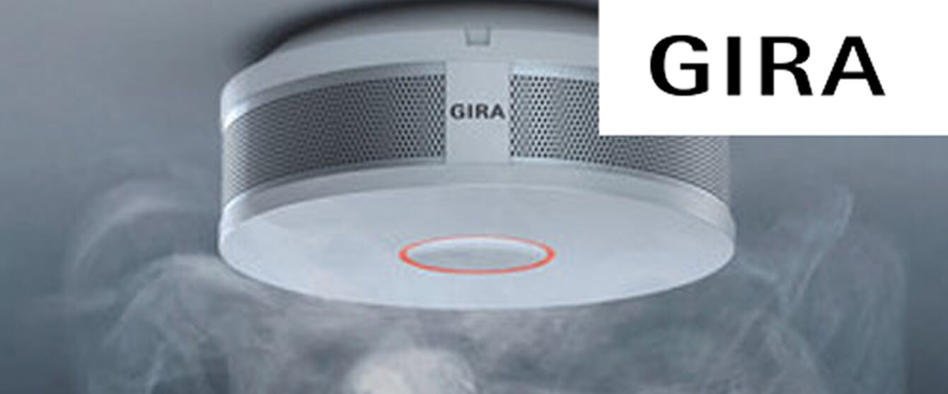 Gira Rauchwarnmelder an Decke mit Rauch und rotem LED-Ring als Warnsignal