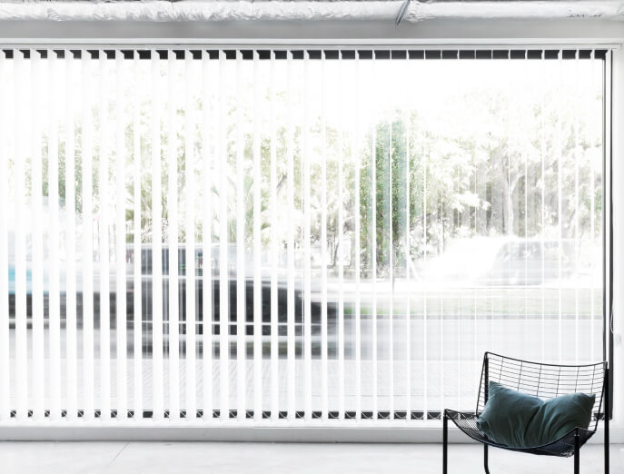 Smart-Home-Steuergerät mit Hausgrafik auf Tisch in modernem Wohnraum
