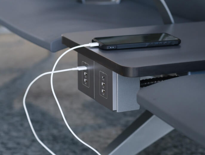 Smart-Home-Hub mit Hausgrafik auf Tisch im Wohnzimmer aufgestellt