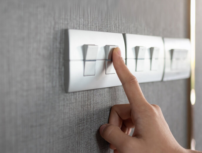 Smart-Home-Gerät mit Haus-Symbol auf Wohnzimmer-Couchtisch