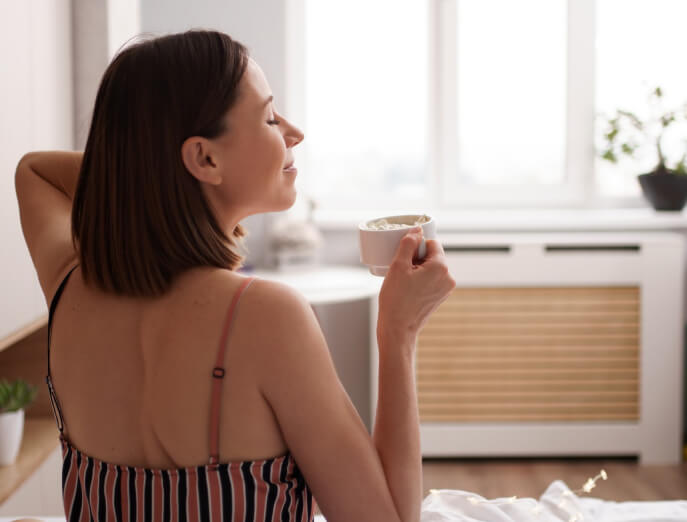 Smart-Home-Hub auf Couchtisch zeigt Haussteuerung und Zeitanzeige