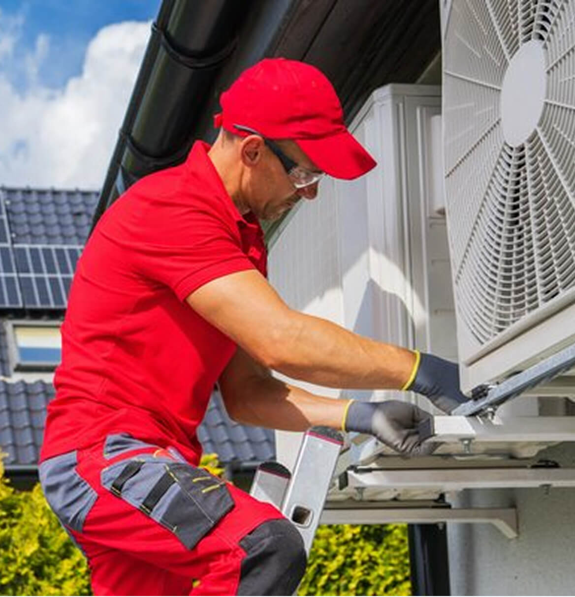 Elektriker und Kunde bei Beratungsgespräch über Elektroinstallation